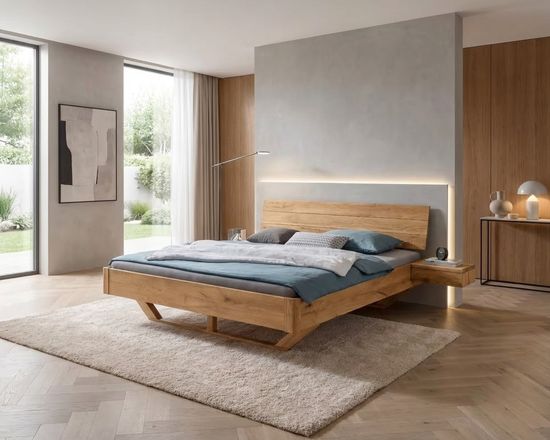 Massivholzbett aus Wildeiche mit Kufengestell und durchgehendem Kopfteil in einem hellen Schlafzimmer